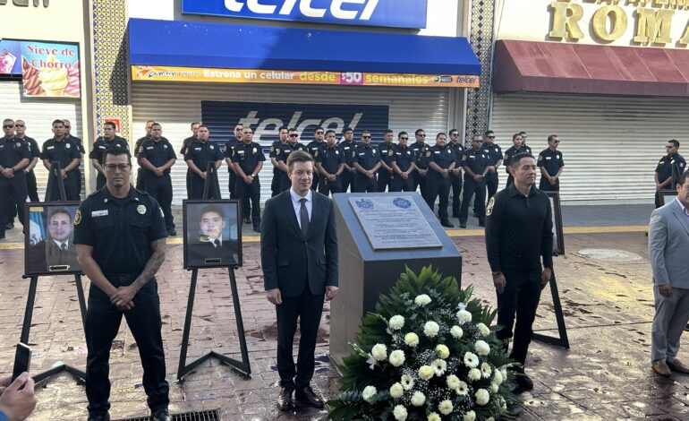  Rinden homenaje a bomberos caídos en cumplimiento del deber; entregan cascos a familiares