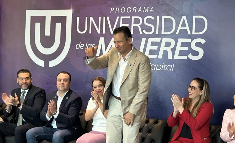  Presenta alcalde a la primera generación de la Universidad de las Mujeres