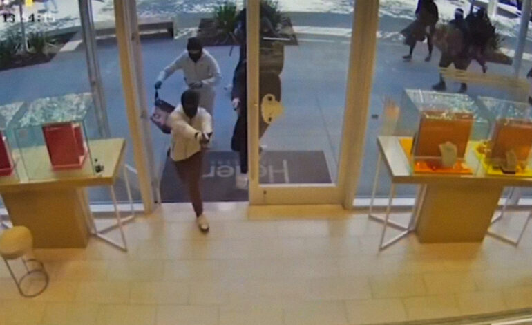  De película: unos 25 encapuchados asaltan una joyería a plena luz del día