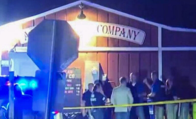  Al menos tres muertos y ocho heridos en un tiroteo desde una lancha en un bar de Carolina del Norte