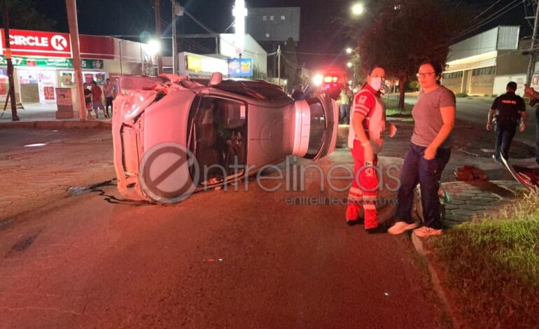  Choque con volcadura deja dos personas lesionadas en la colonia Nombre de Dios