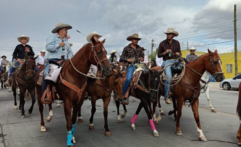  Avanza cabalgata por la ciudad ante la mirada de miles de chihuahuenses