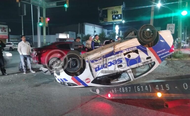  Choque con volcadura en Dostoyevski deja dos lesionados