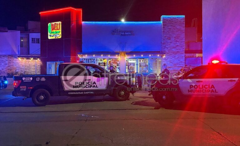  Hombre irrumpe en local de comida con cuchillos; es detenido