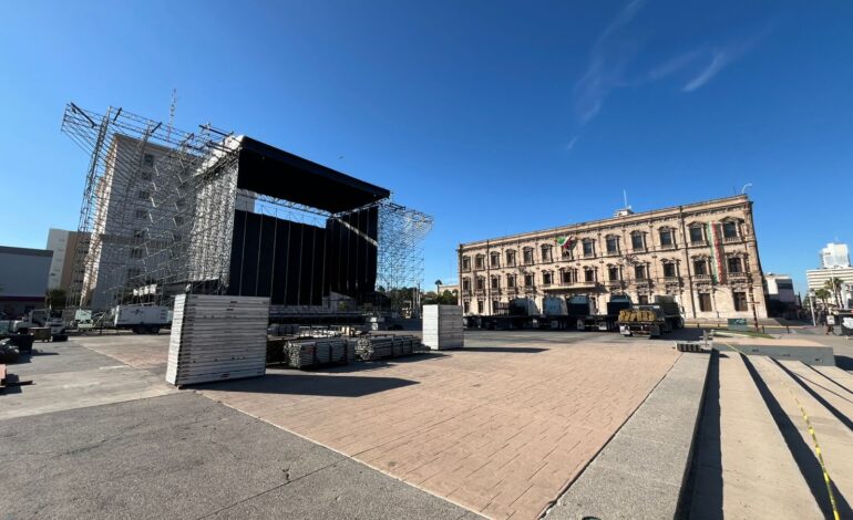  Avanza instalación del escenario para la Noche Mexicana en Plaza del Ángel