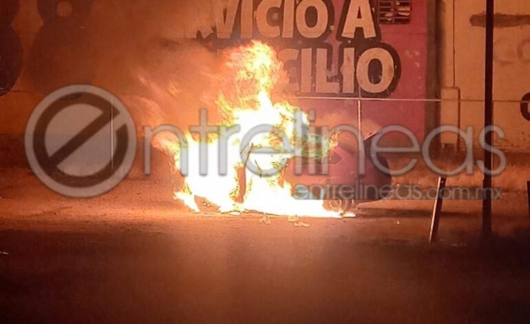  Arde vehículo en Vialidad Chepe; tripulantes salen ilesos