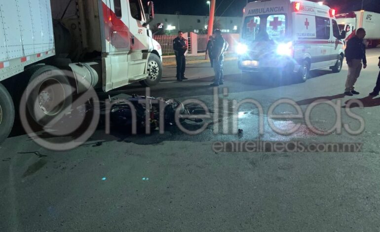  Tráiler corta circulación a motociclistas; deja dos lesionados