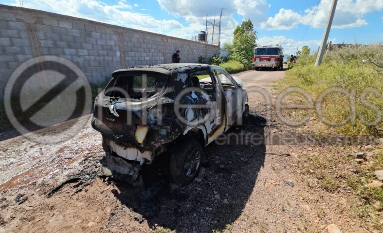  Se incendia vehículo en la colonia Granjas Universitarias