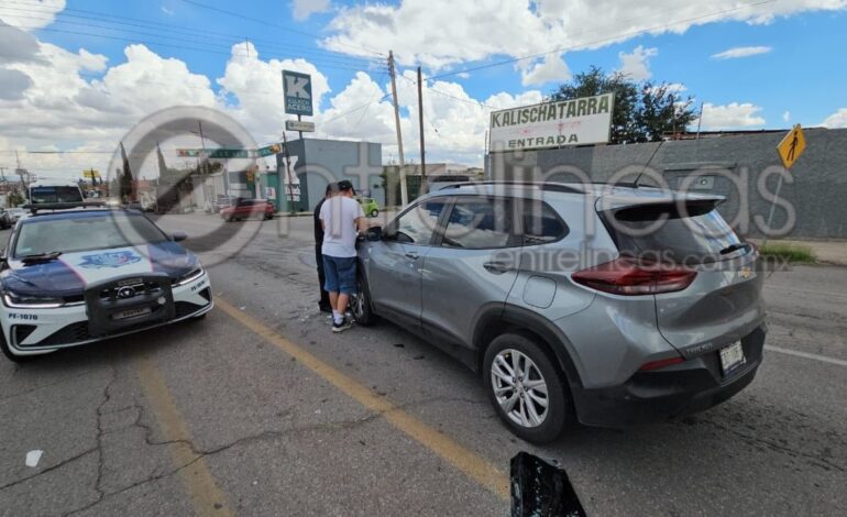  Choque en avenida Flores Magón deja 2 lesionados