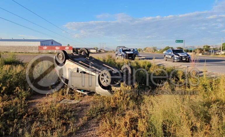  Abandonan vehículo tras volcadura en carretera Aldama