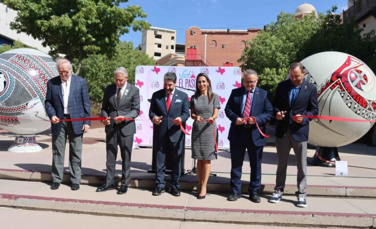  Inauguran exhibición de las esferas monumentales de Mata Ortíz en el centro de El Paso