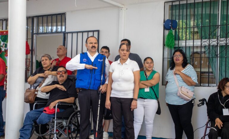  Usuarios de la Escuela de Artes y Oficios conmemoran la Independencia de México