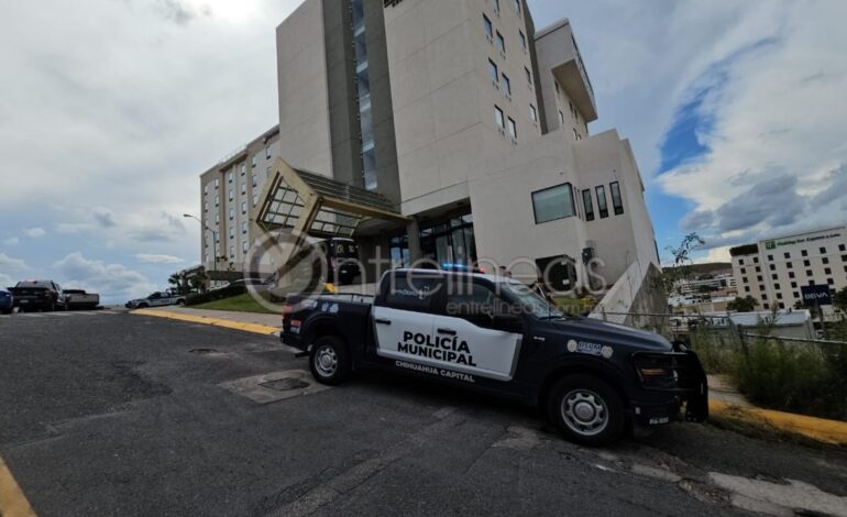  Policía estatal asfixia a mujer y se quita la vida en Hotel Don Rubén
