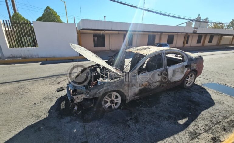Incendio consume vehículo en Industrias y Juan Escutia