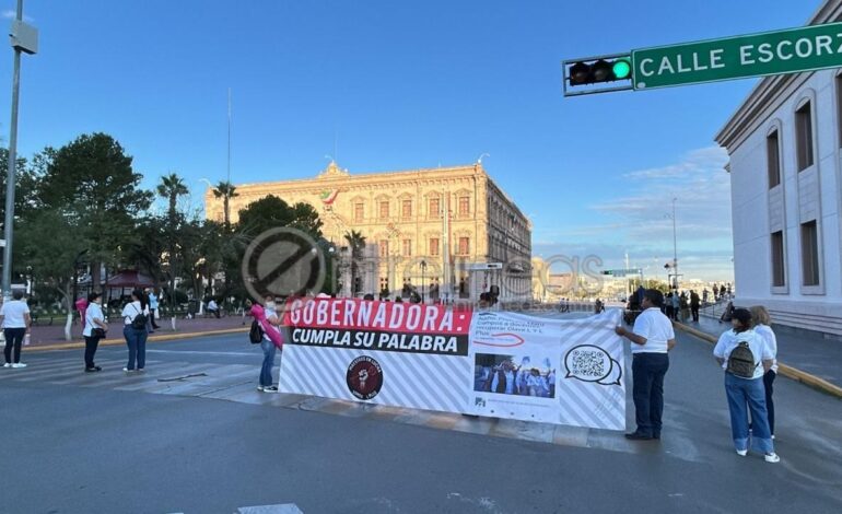 Docentes cierran calles afuera de Palacio y Recaudación de Rentas