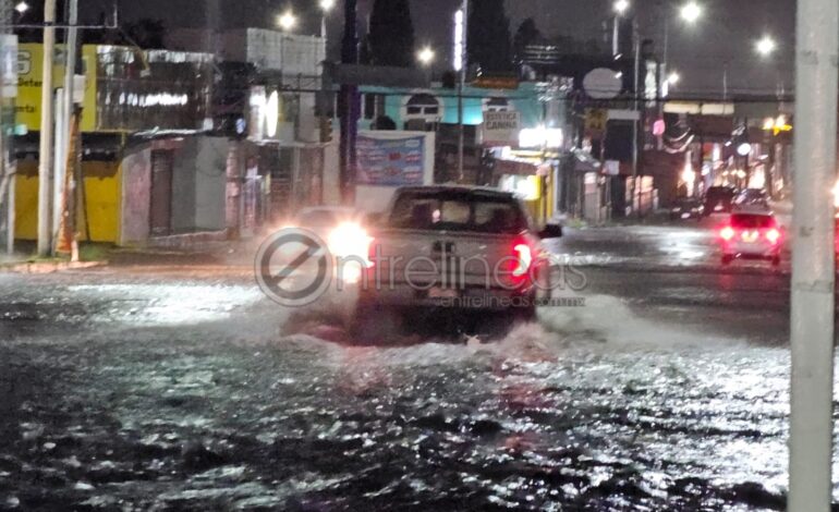 Fuertes lluvias dejan calles inundadas en diversos puntos de la ciudad