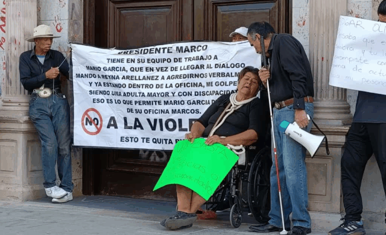  Llama alcalde a ex empleados del Municipio dejen de cerrar calles