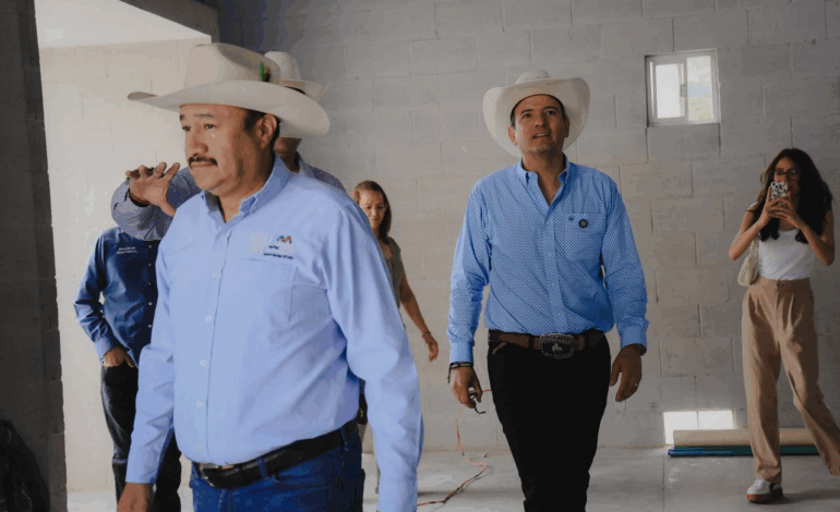  Supervisa alcalde construcción de ampliación de salón de usos múltiples en comunidad El Vallecillo