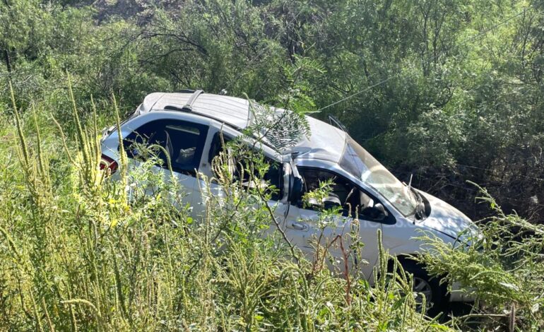 Vuelca conductora en carretera a Aldama luego de evitar atropellar un animal