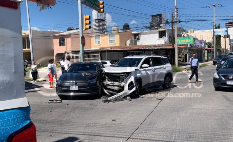  Choque sobre avenida Francisco Villa y Águilas deja a tres lesionados