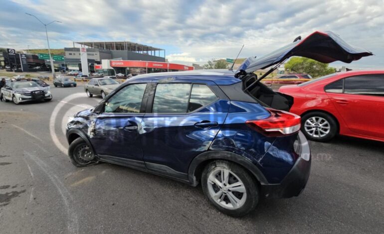  Vuelca camioneta frente a Plaza High Square