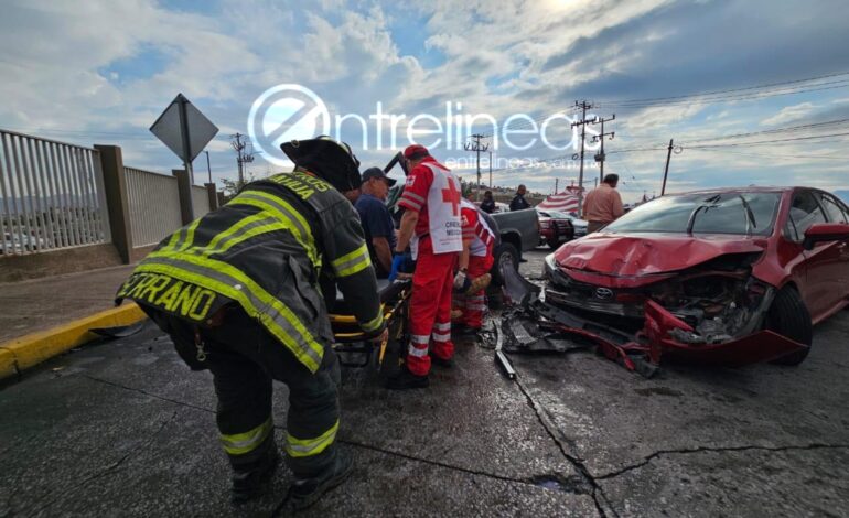  Choque sobre lateral del periférico De la Juventud deja a adulto mayor lesionado