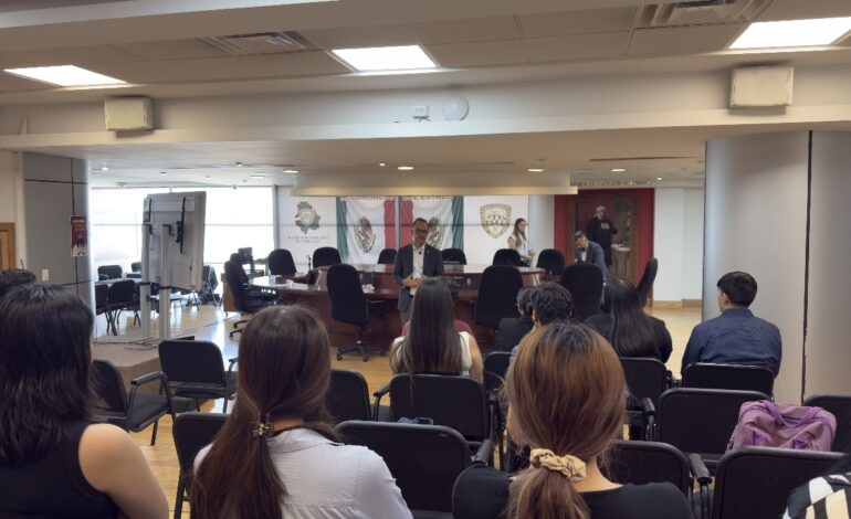  Invita Jorge Soto a estudiantes de Derecho de la UACH a participar de manera informada en la construcción de un mejor país