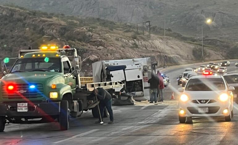  Vuelca camión de SuKarne por ir a exceso de velocidad sobre carretera a Aldama
