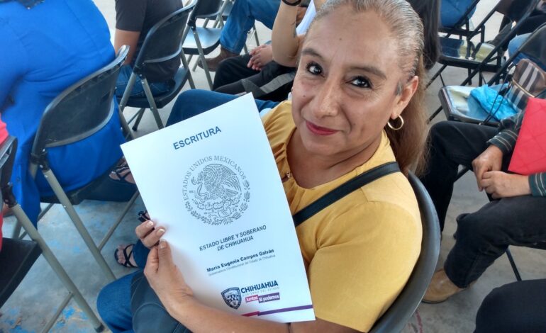  Apoyan a 80 familias juarenses con la entrega de escrituras de propiedad