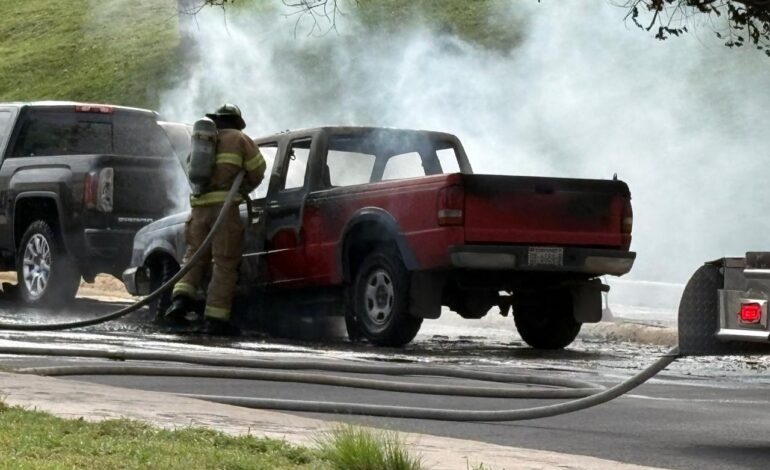  Arde pick up a un lado del Palomar