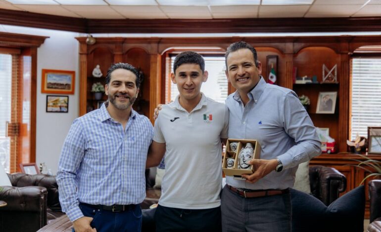  Recibe alcalde Bonilla al marchista Julio César Salazar