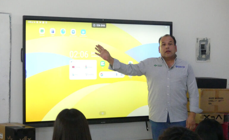  Equipan aulas de planteles del Conalep con pizarras electrónicas