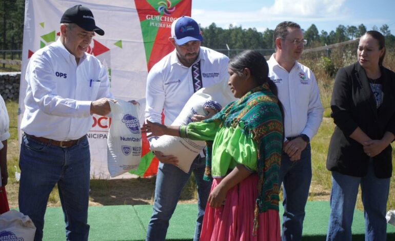  Encabeza secretario de Salud jornada de vacunación y entrega de alimentos en Guachochi