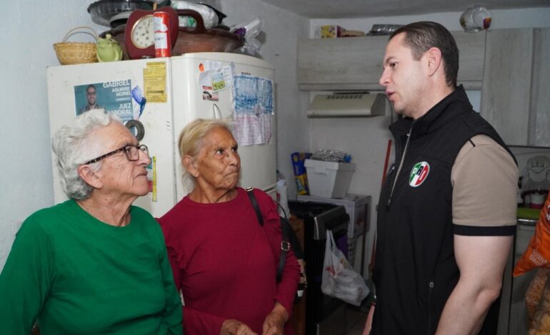 José Luis Villalobos escucha a adultos mayores de la colonia 20 Aniversario