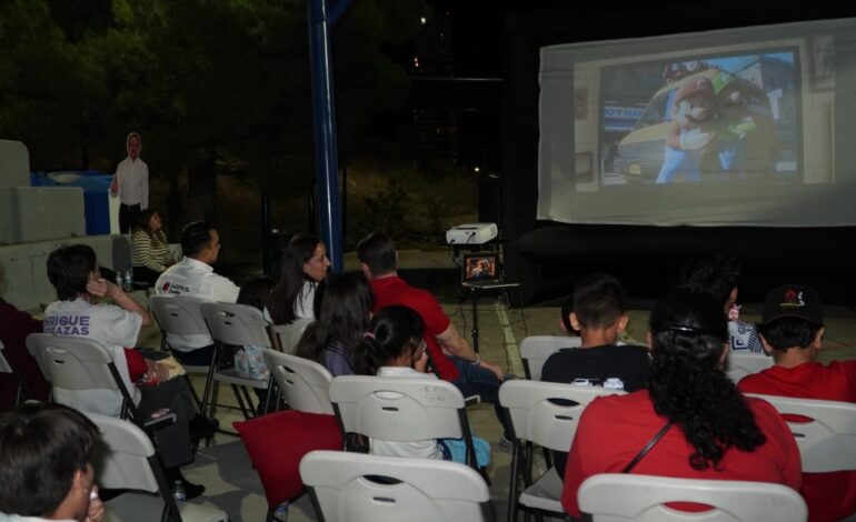  Familias de Colinas del Sol disfrutan de “Al Cine con Villalobos”