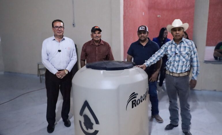  Distribuye JCAS tinacos y garrafones a 40 familias de Camargo
