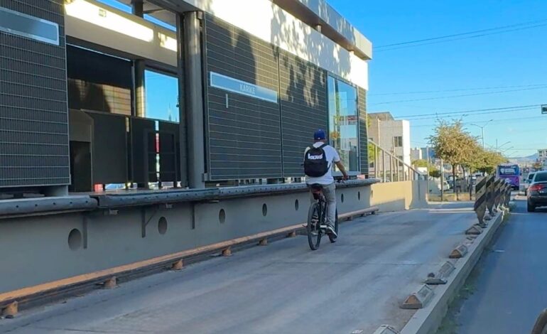  Llama Operadora de Transporte a peatones, ciclistas y automovilistas a respetar el carril confinado del Bowí