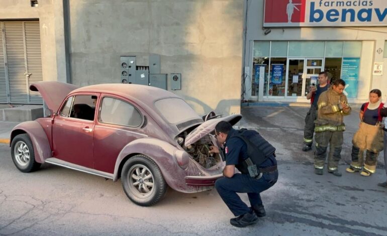 Se incendia motor de ‘vocho’ en avenida Ocampo