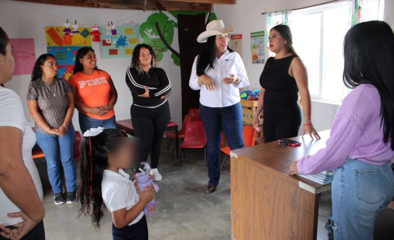  Regidora Myrna Monge gestionó y entregó apoyos a niños de preescolar en la comunidad de Palo Blanco