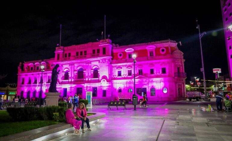  Ilumina Municipio de rosa la Plaza de Armas por la lucha contra el cáncer de mama