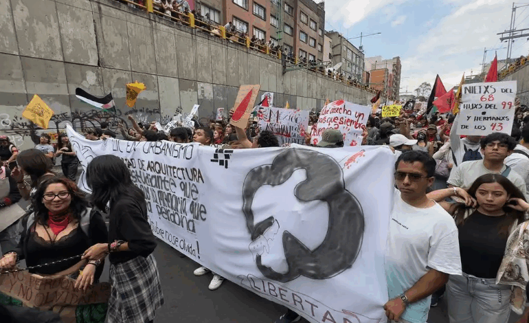  «El silencio ante los genocidios es complicidad», la consigna en marcha a 57 años de matanza de Tlatelolco