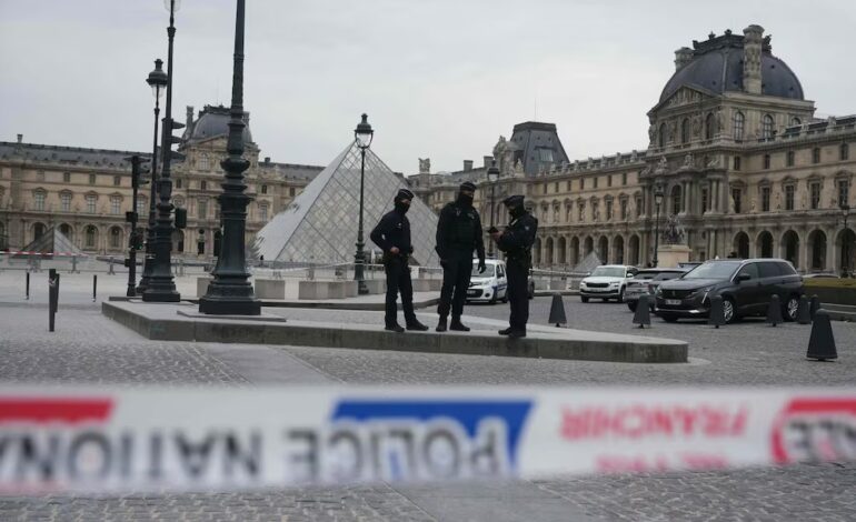  El Louvre reabre sus puertas tres días después del robo del siglo
