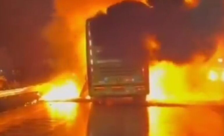  Al menos 20 muertos al incendiarse un autobús tras chocar con una moto en la India