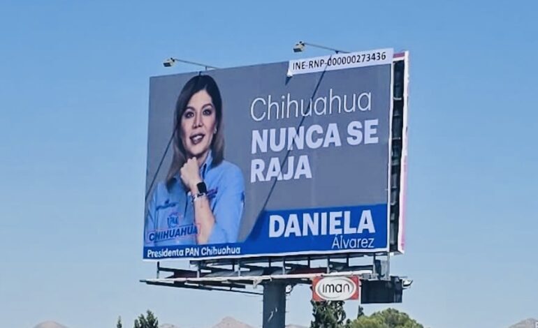  “Chihuahua nunca se raja”: aparecen espectaculares con la imagen de Daniela Álvarez