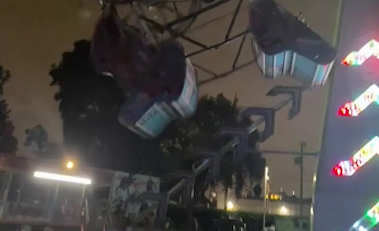  Captan el aterrador momento en el que el vagón de un juego mecánico colapsa en EE.UU.