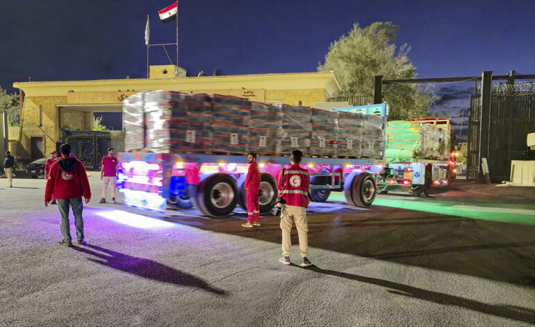  Empieza a entrar ayuda humanitaria a Gaza desde Egipto según el acuerdo de alto al fuego