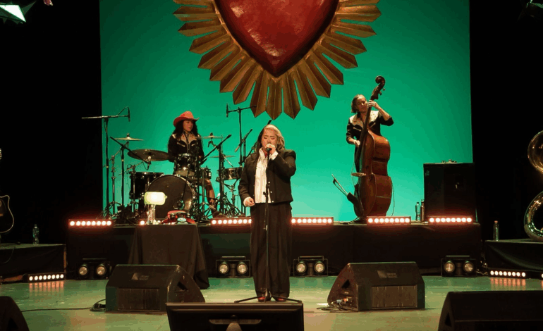  Vivir Quintana llevó al Teatro Esperanza Iris un canto de esperanza y resistencia