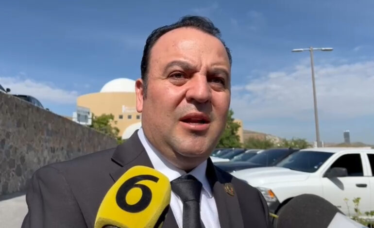  “Estamos aquí mostrándoles nuestro respeto y condolencias”: Presidente del Congreso acude a funeral de don Víctor