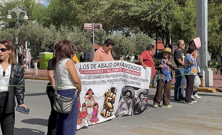 Manifestantes cierran calle Aldama, reclaman maltrato contra docentes