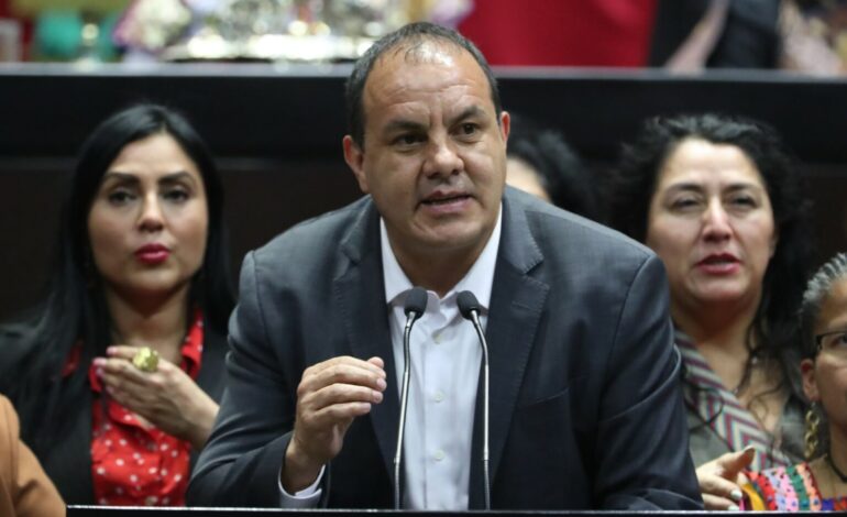 Captan al diputado Cuauhtémoc Blanco jugando pádel durante sesión de diputados